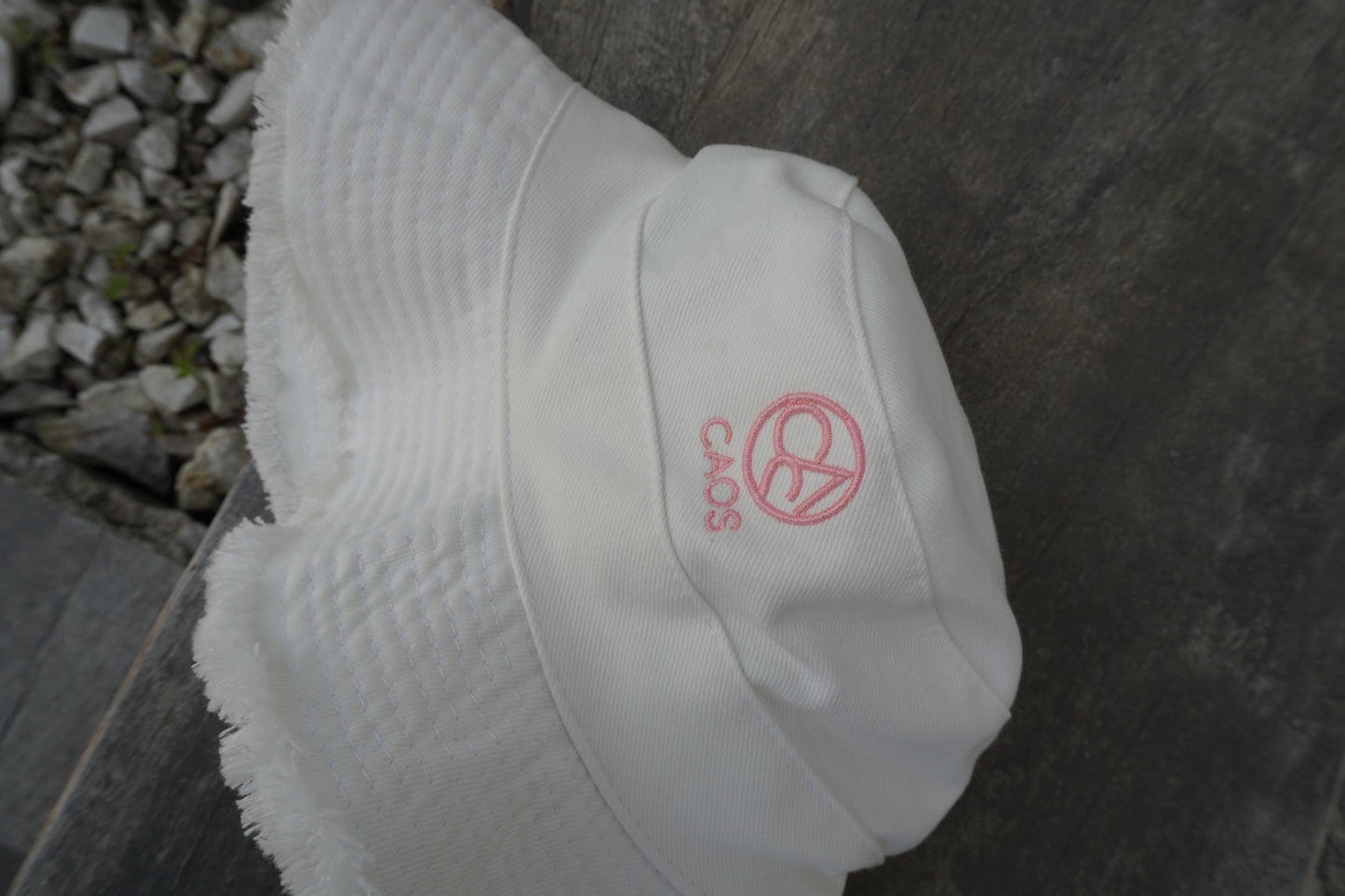 Bucket hat flecos logo rosa