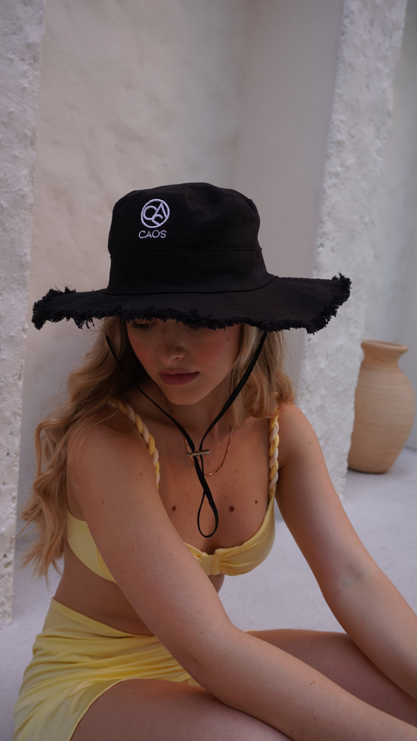 Bucket hat negro logo blanco