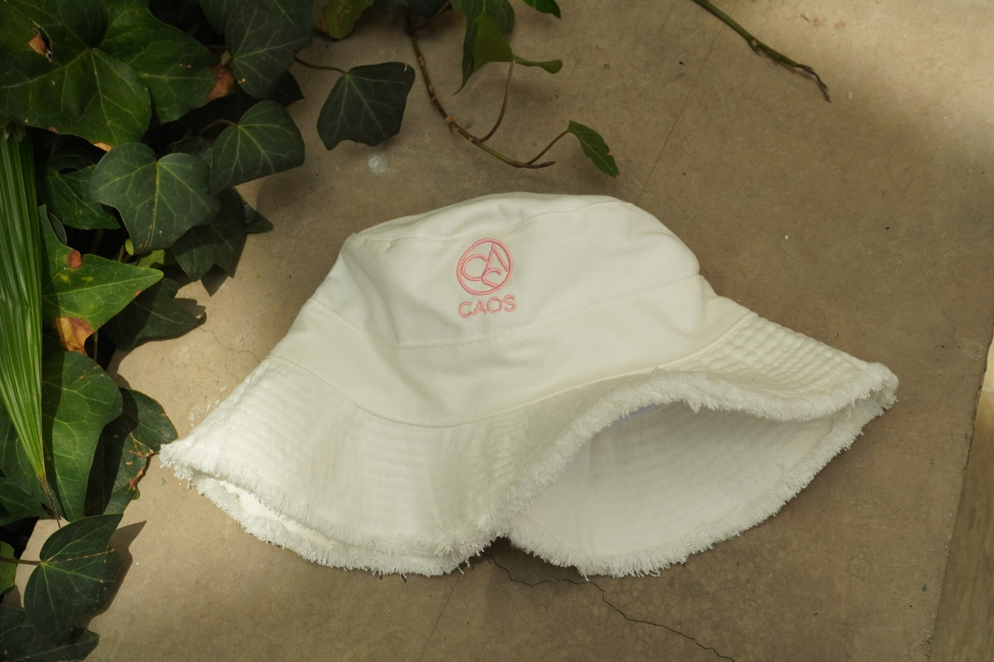 Bucket hat flecos logo rosa